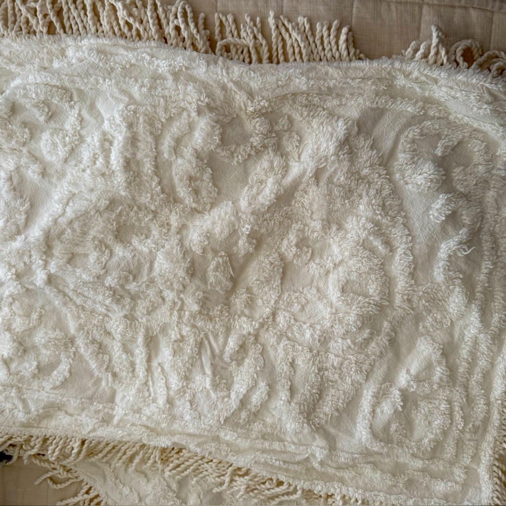 Kohl's Ivory Textured sham pair for standard pillows and are new chenille